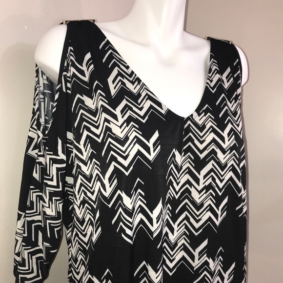INC. B&W Prints Sleeve Cutout V-Neck Flowy Top - Picture 3 of 11